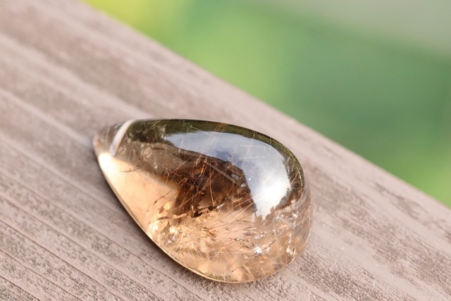 ブラジル産ルチルスモーキークオーツ[1.5mm穴]