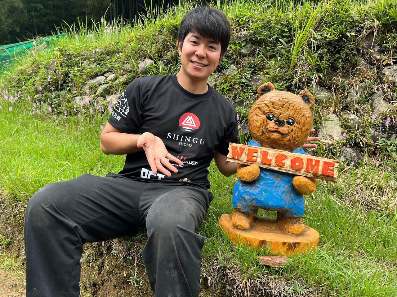 看板を持ったクマさん(文字の変更可能）