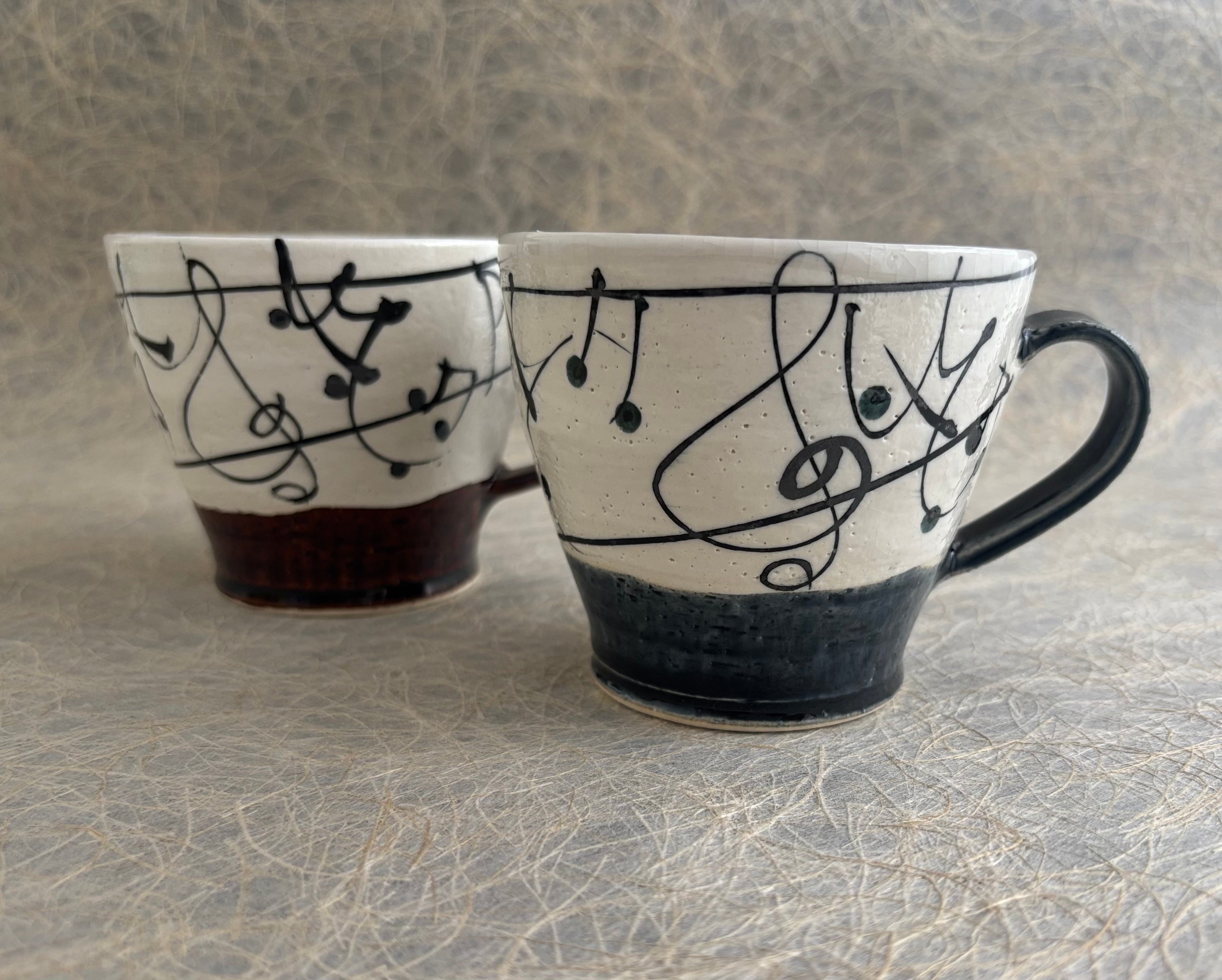 メロディー飴色マグカップと藍色マグカップ