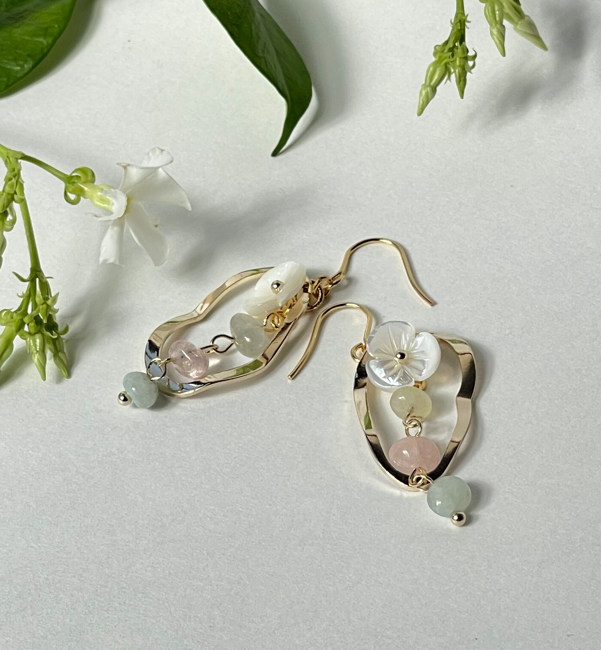 天然石とシェルフラワーのリングピアス 花 白 ターコイズ【金属 