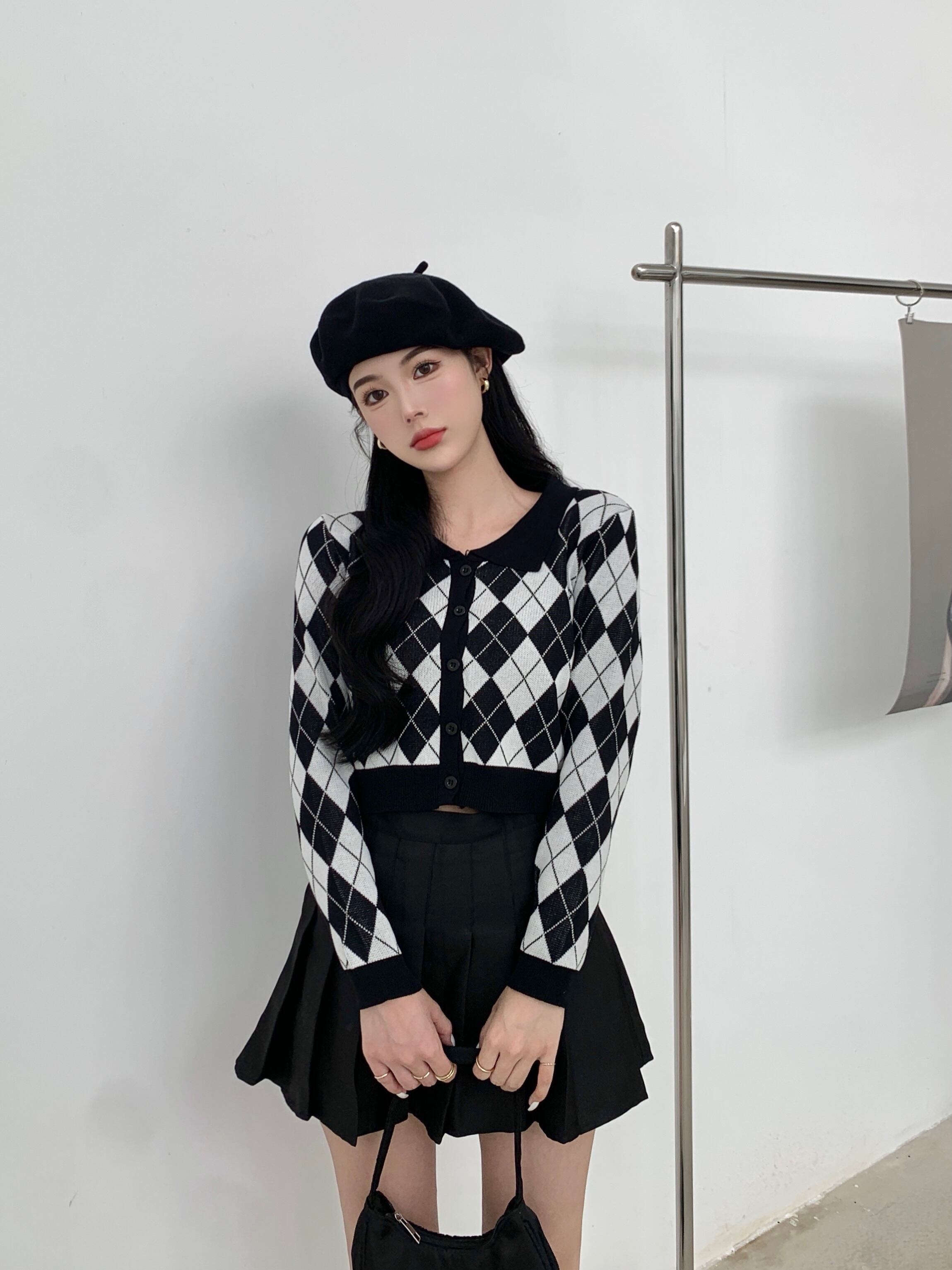 スタンダードカラーショートニットセーター カーディガンジャケット オータムトップス レトロ 秋物 ブラックストロベリース12386010498