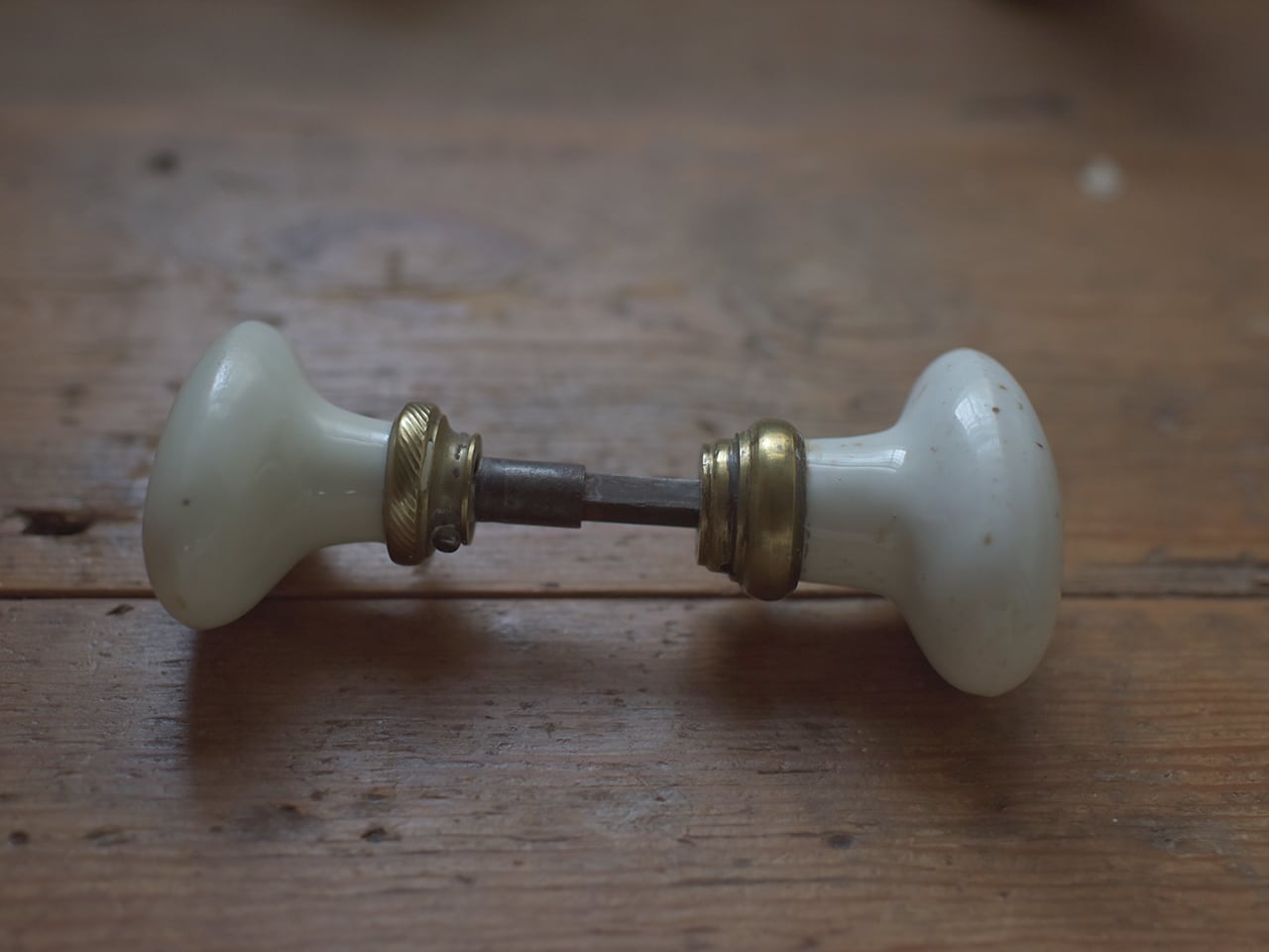 白の陶器製の楕円型ドアノブパーツ フレンチアンティーク