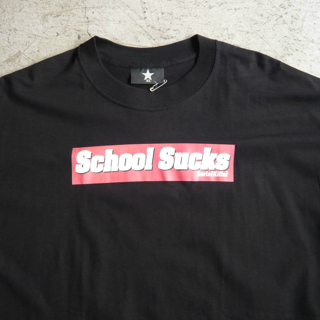 90s Serial Killer “SCHOOL SUCKS”  Tシャツ