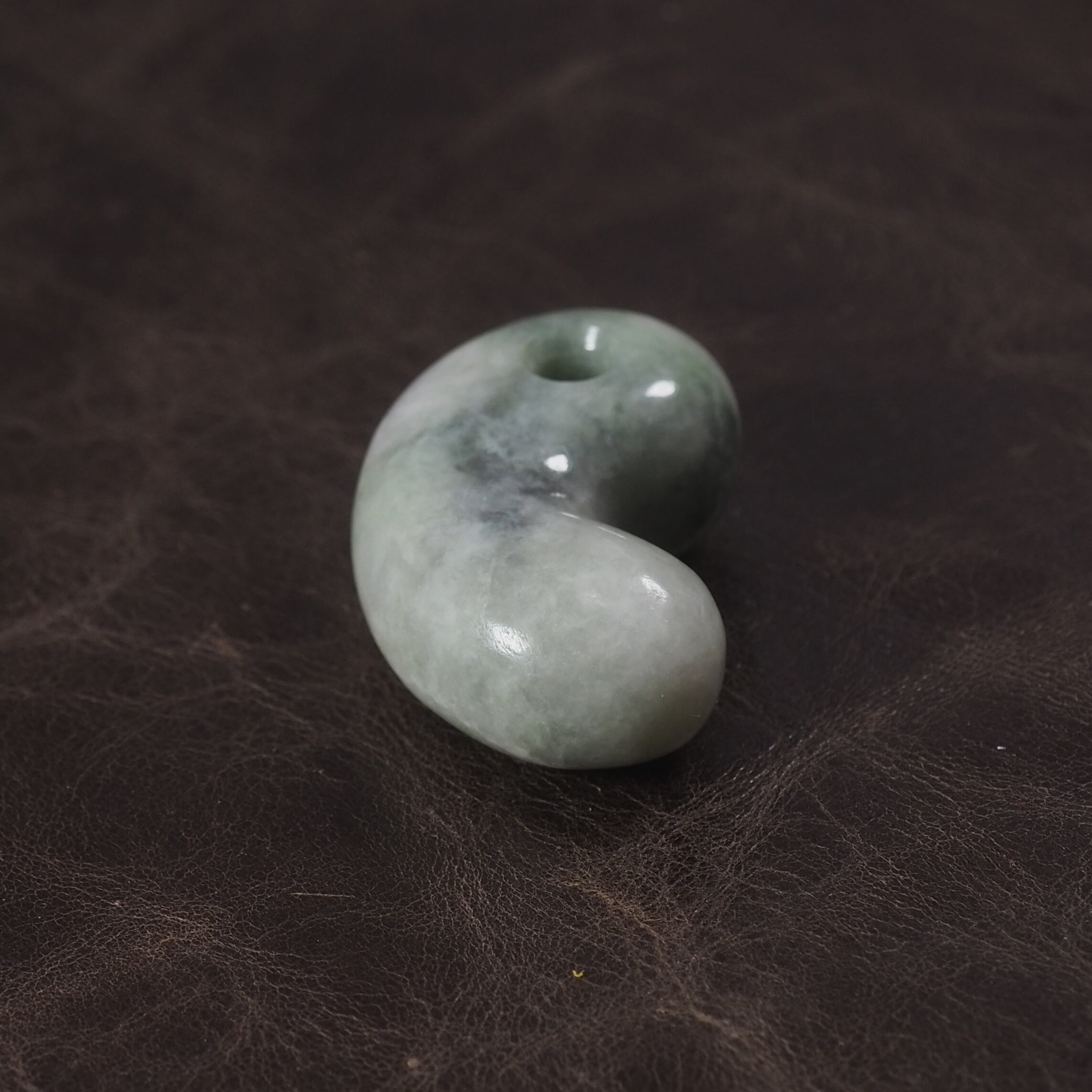 糸魚川翡翠 圧砕 まがたま 勾玉 13.3g Itoigawa crushed Jadeite