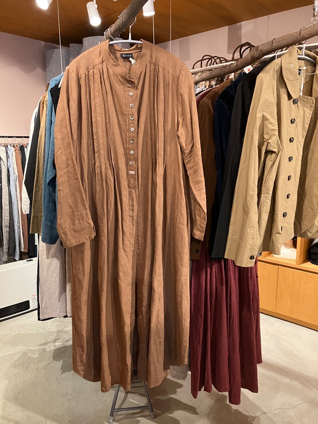 スタンドネックピンタックワンピース　長袖　柿渋リネンブラウン　 Sa-Rah