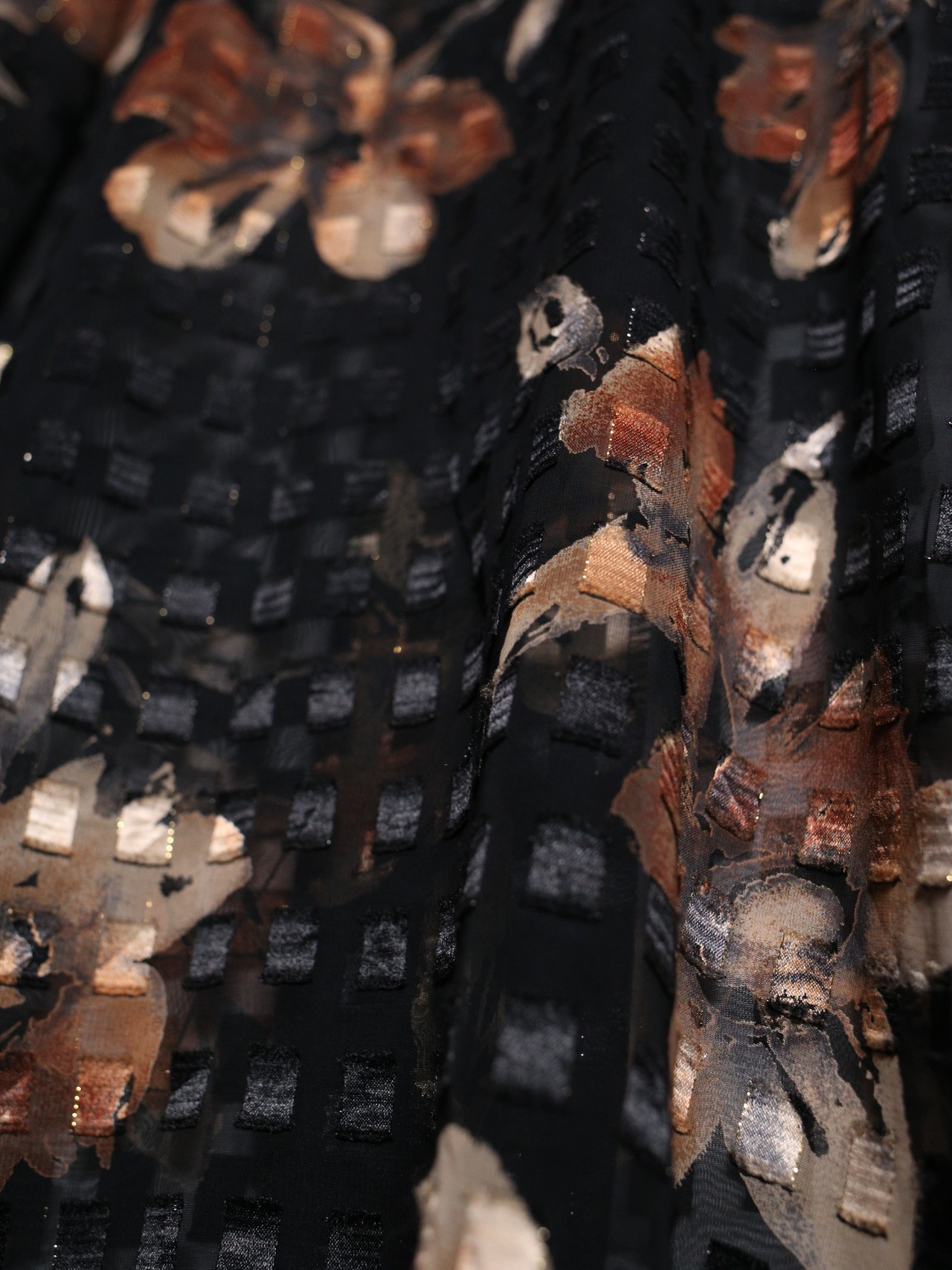 flower art graphic and many square pattern over silhouette s/s sheer shirt - 17