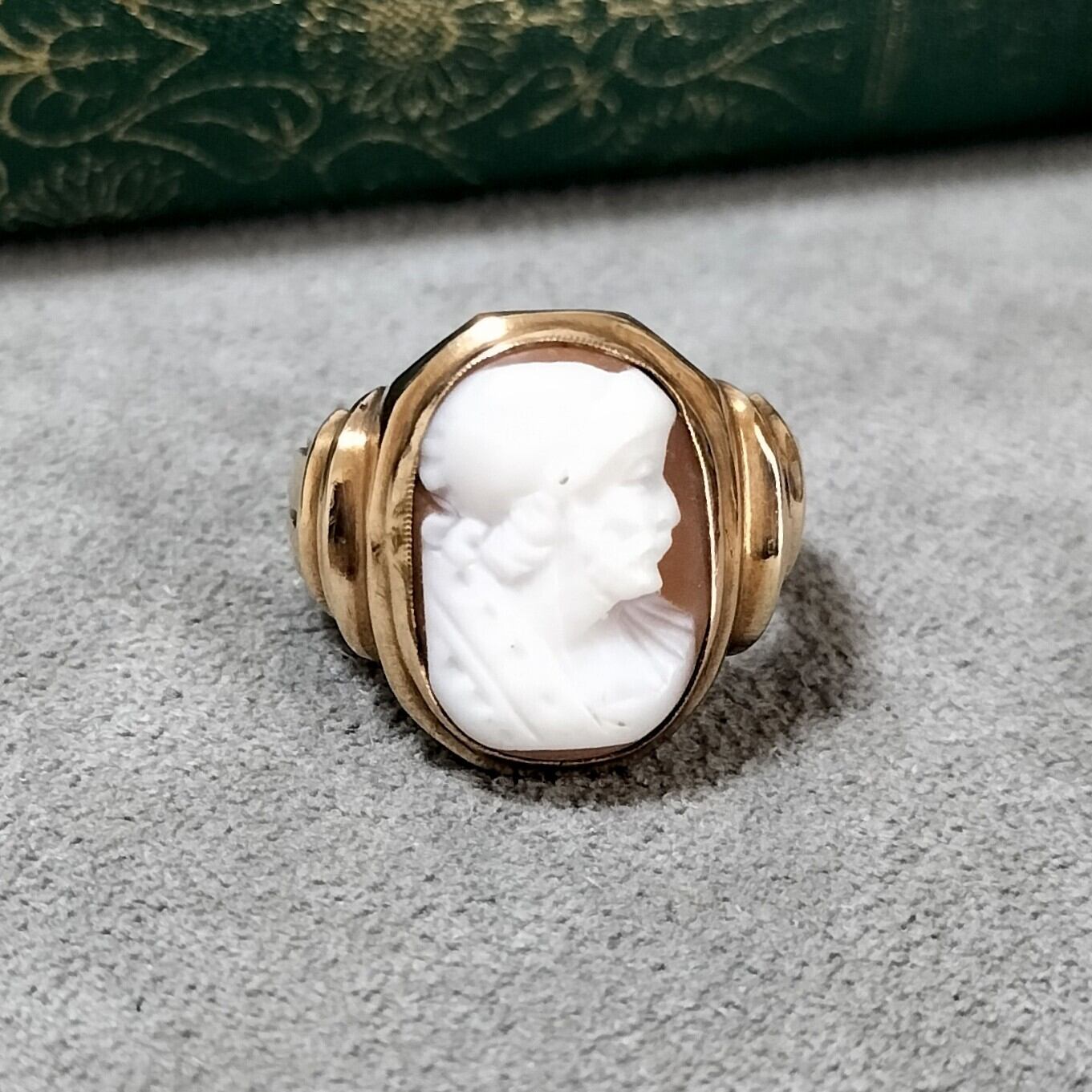 Antique 10K Gold Cameo Ring | Antico