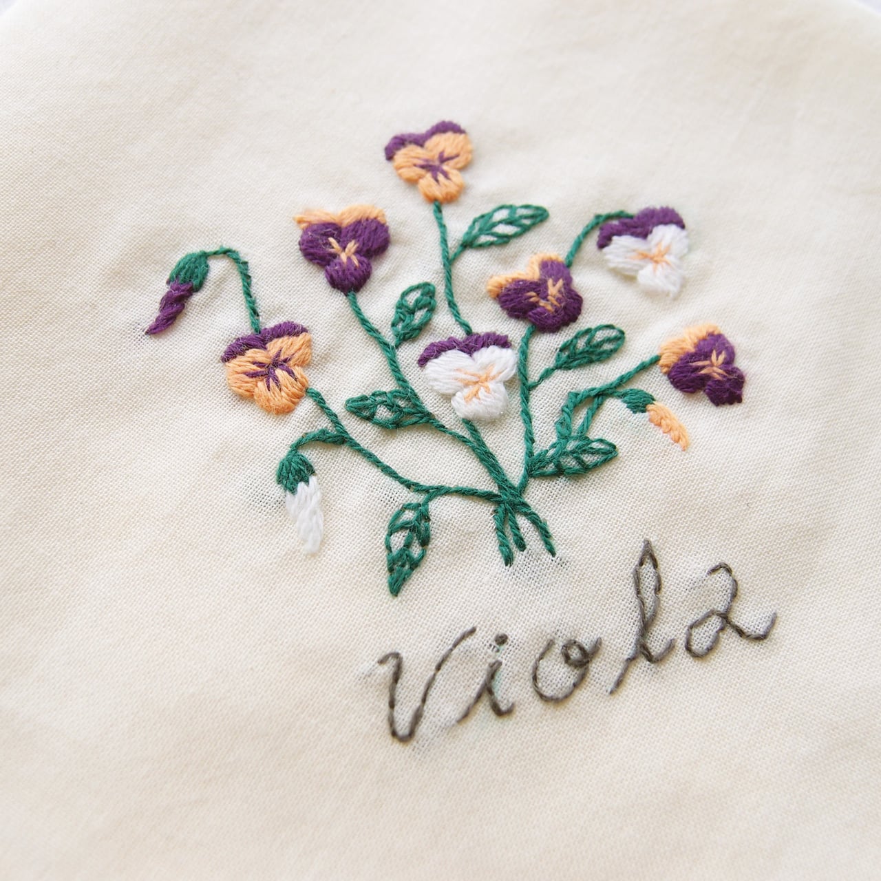 216 【左用】ビオラ刺繍のスクエアパッチンピン ハンドメイド 刺繍 