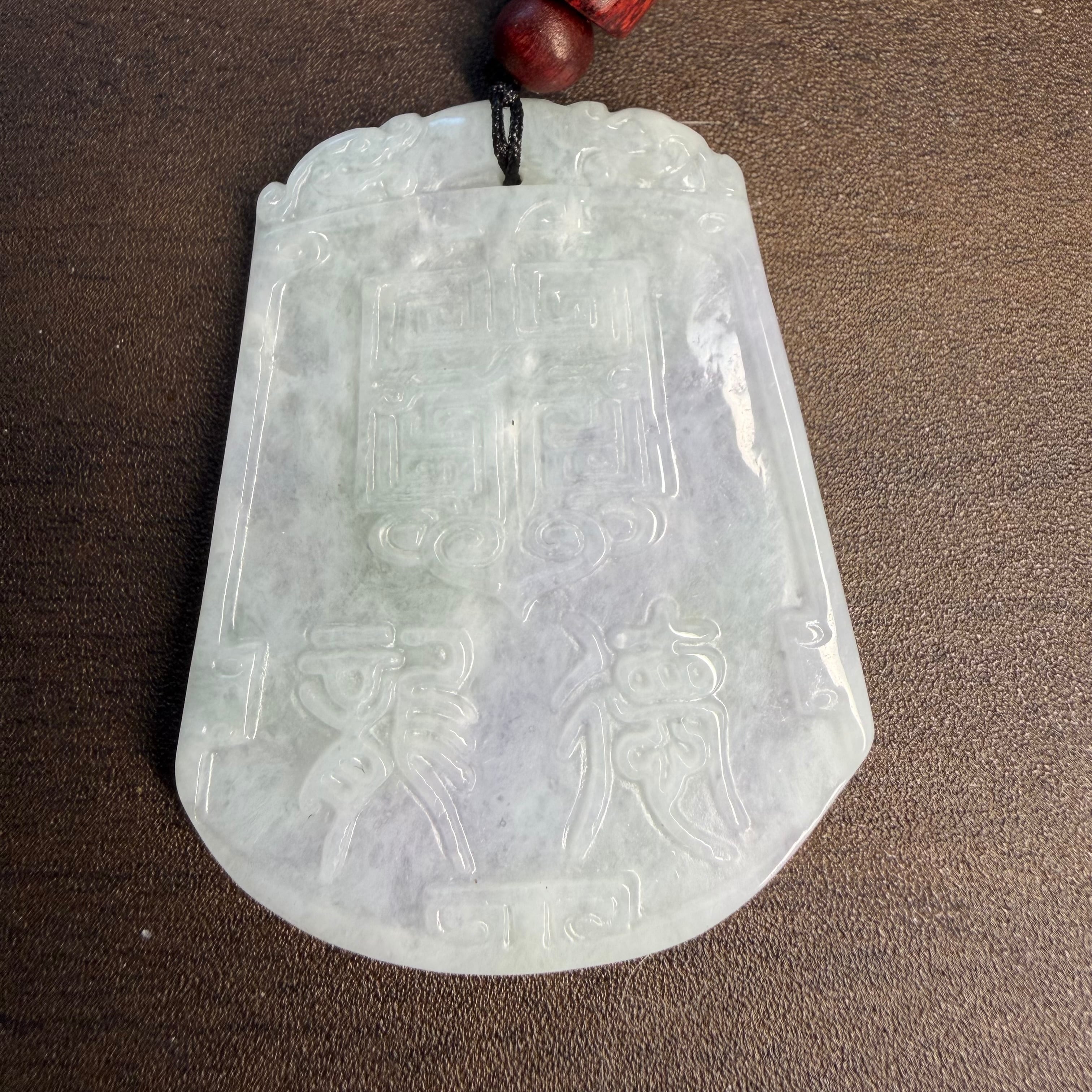 本翡翠彫刻ペンダント　春彩　ラベンダー　ミャンマー産　無含浸　無着色 本翡翠彫刻ペンダント 春彩 ラベンダー ミャンマー産 無含浸 無着色