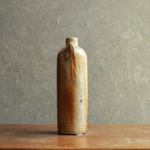 ドイツからやって来た陶器のボトル 中 3