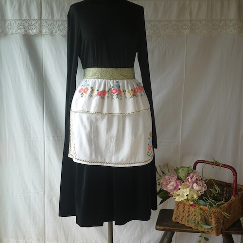 サロンエプロン　マーガレット刺繍　リメイク　ドイツヴィンテージ