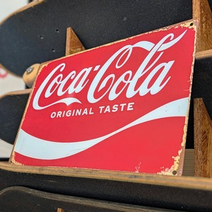 送料無料！ちょうどいいブリキ看板 【 Coca-Cola ( コカ・コーラ ) / Coke 】 METAL SIGN / メタルサイン / ブリキ看板 / サインボード / ビンテージ加工〚アメリカン雑貨 アメトイ〛