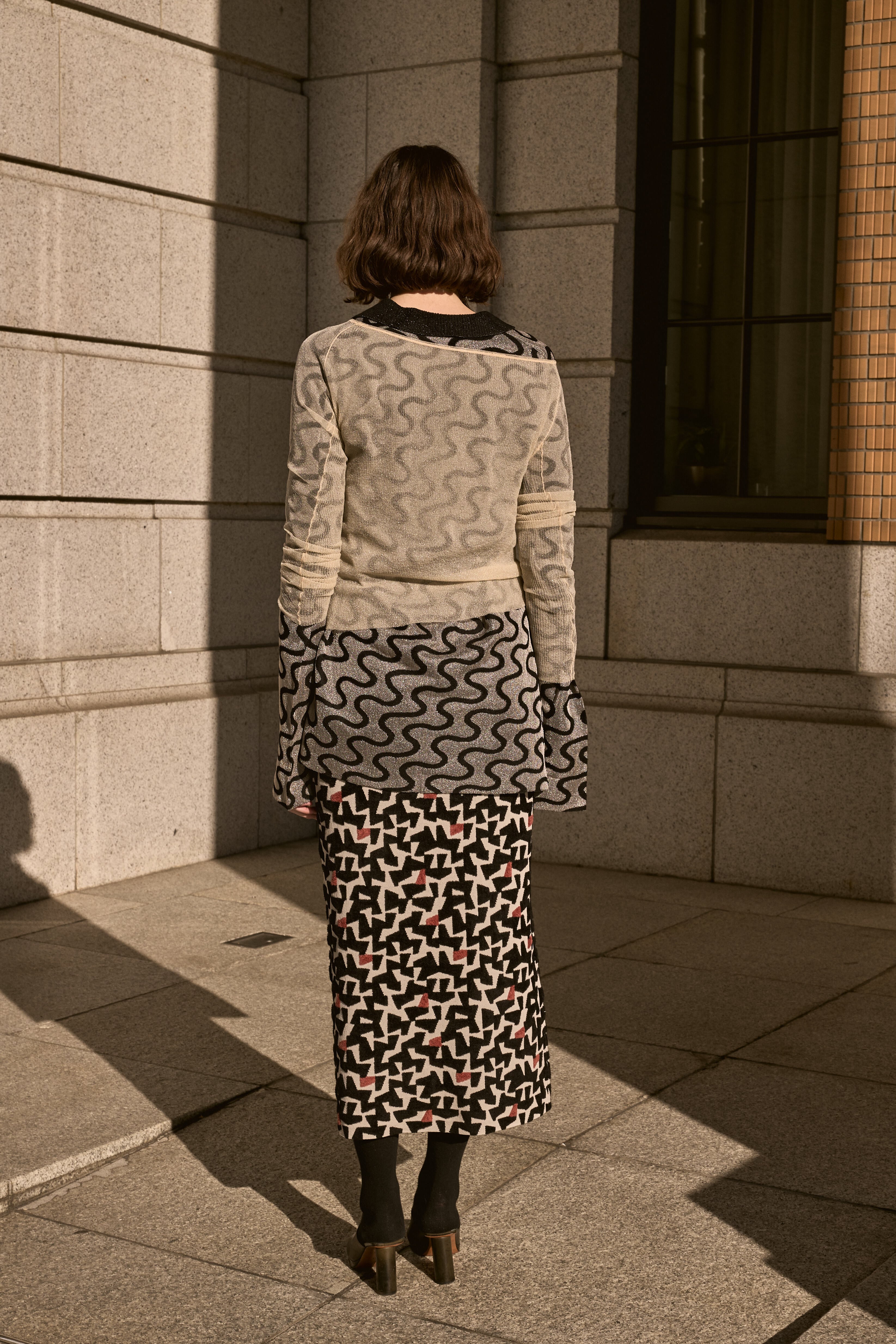 SHINY WAVY PATTERN KNIT SHIRT 25AWAC-012 BLACK | A CCORDION