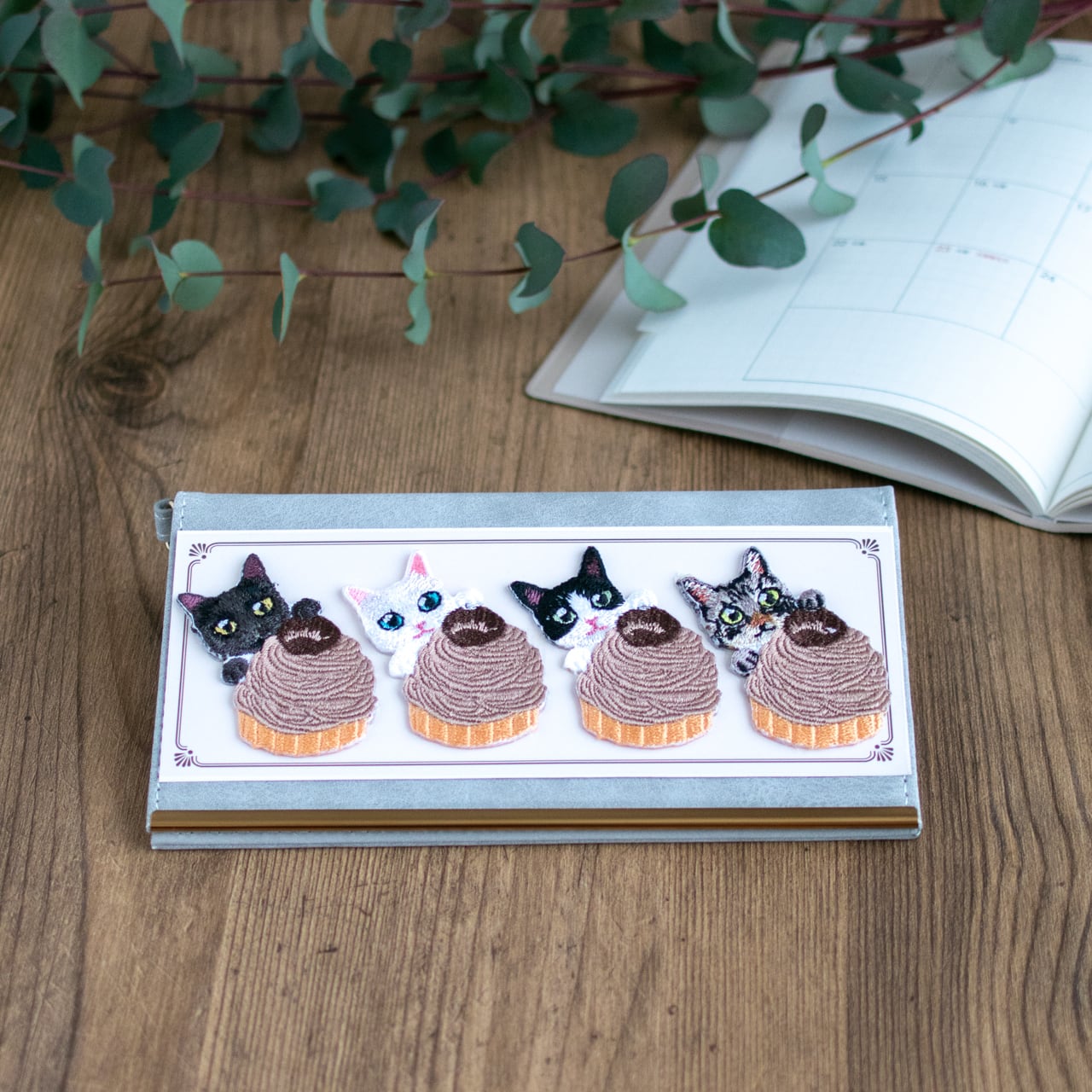 甘い時間を閉じ込めた、にゃんスイーツ刺繍シール【モンブラン】