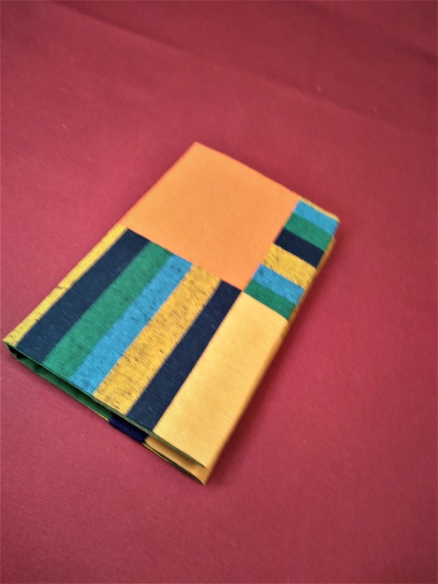 遠州綿織物格子模様仕立て手縫いブックカバー(親書本サイズ)
