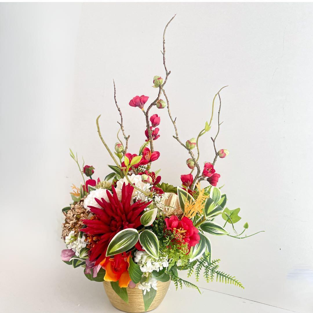 正月アレンジ｜金彩ゴールド器に咲く華やぎの和花たち・通年飾れる