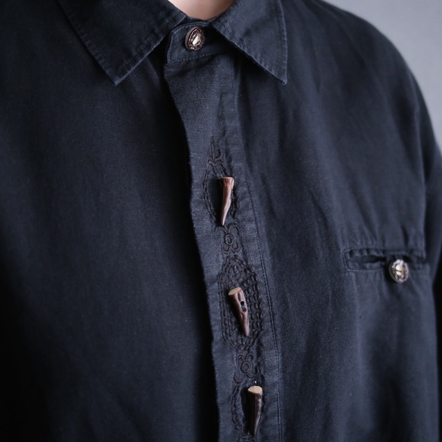 "刺繍" toggle button loose black tyrolean shirt