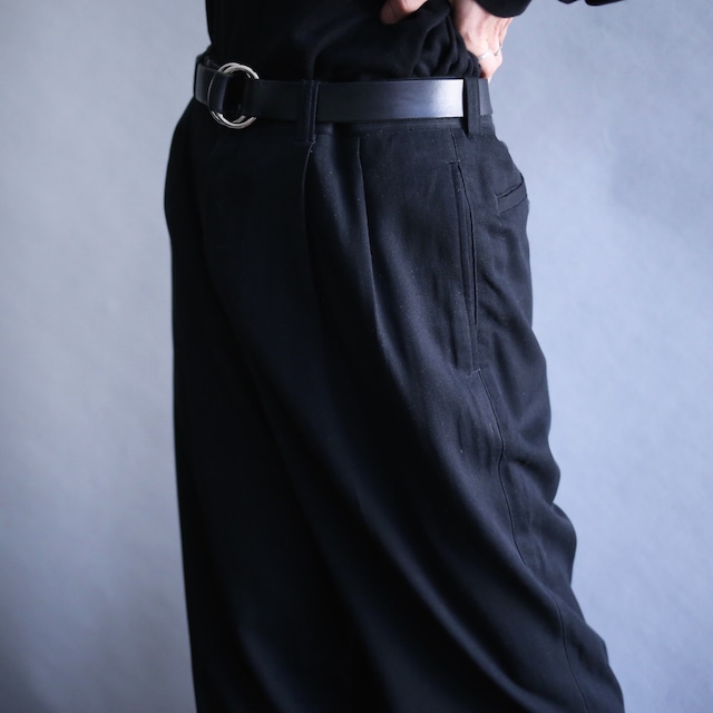 2-tuck tapered silhouette black wide slacks