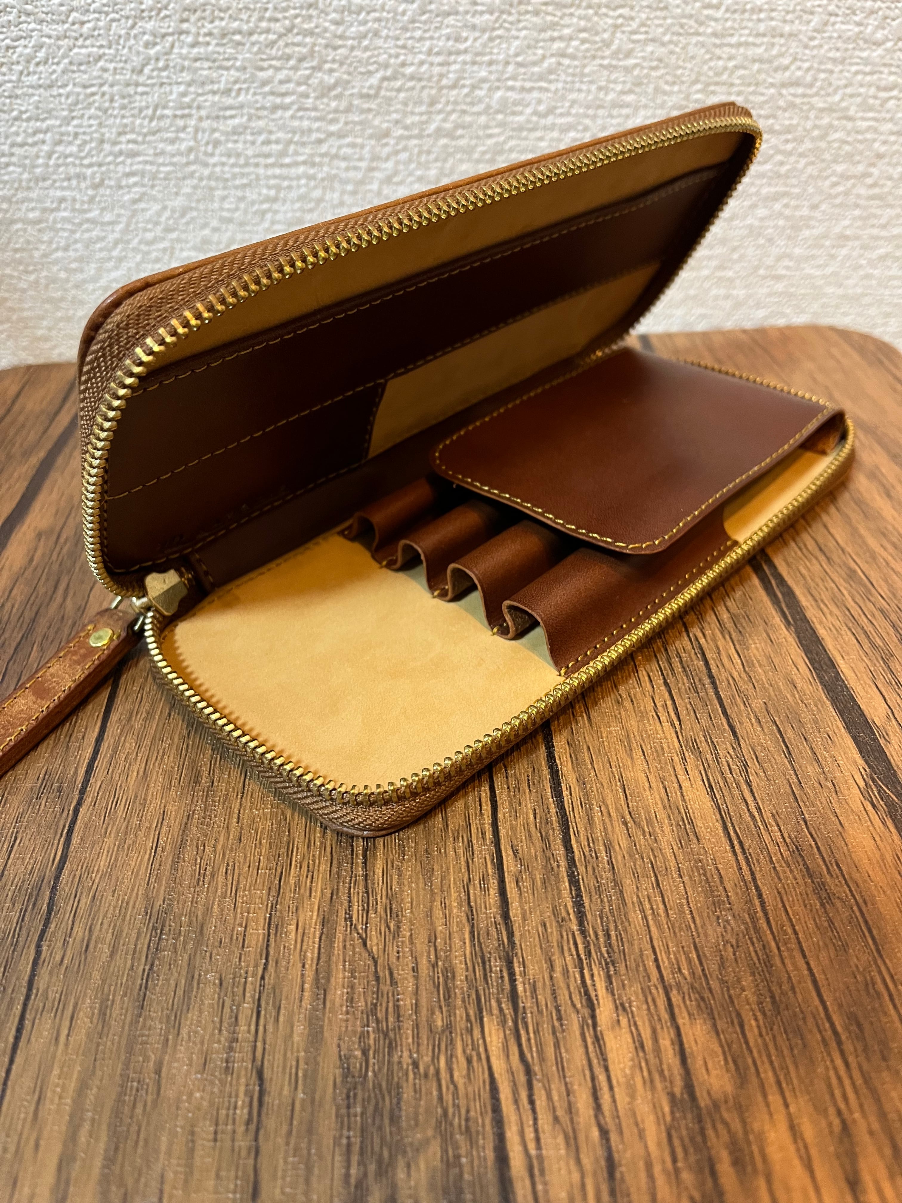 バハギア ペンケース ラウンドジップ型 プエブロ コニャック | Bahagia  