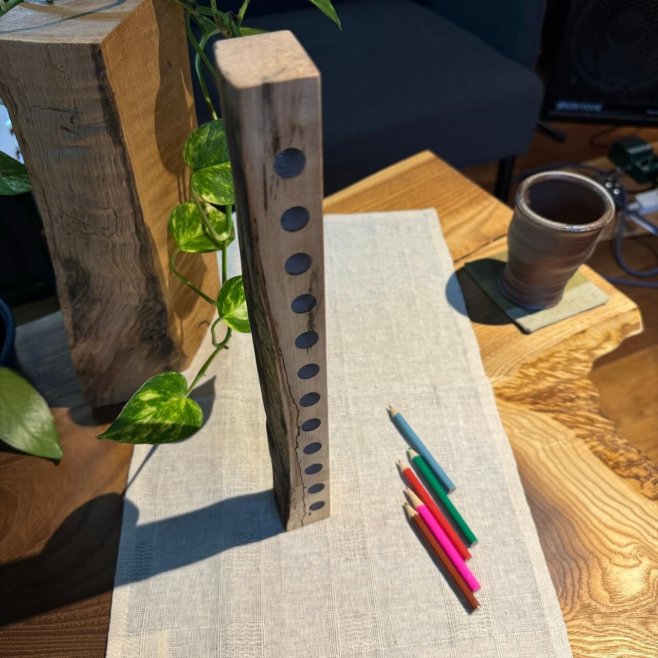 天然木の色鉛筆立て【岩手県産トチ】330×24~32×35㎜【12穴 12φ】 | 木