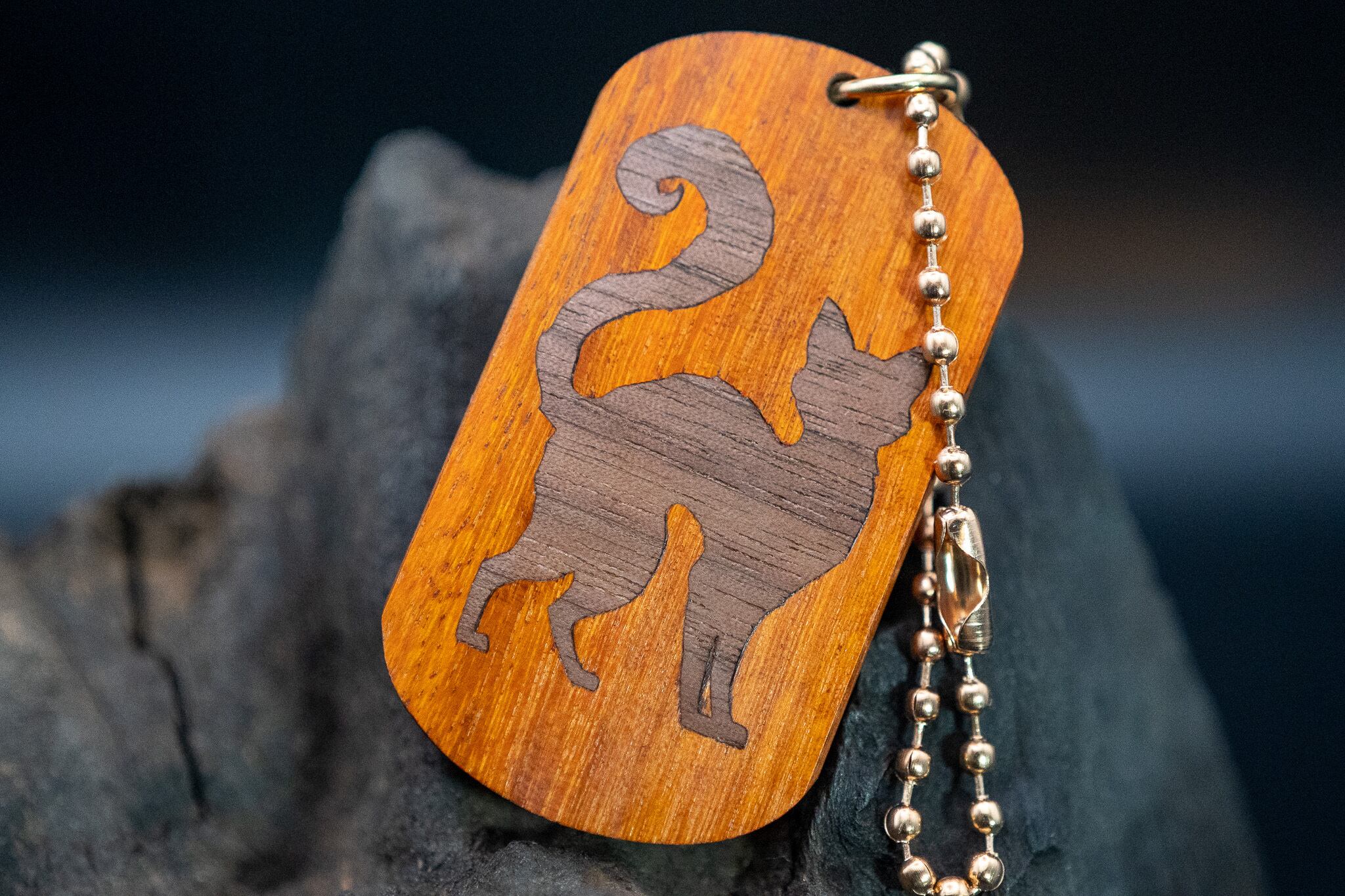 【染色と音楽の源】フェルナンブーコ ドッグタグ 象嵌 探る視線