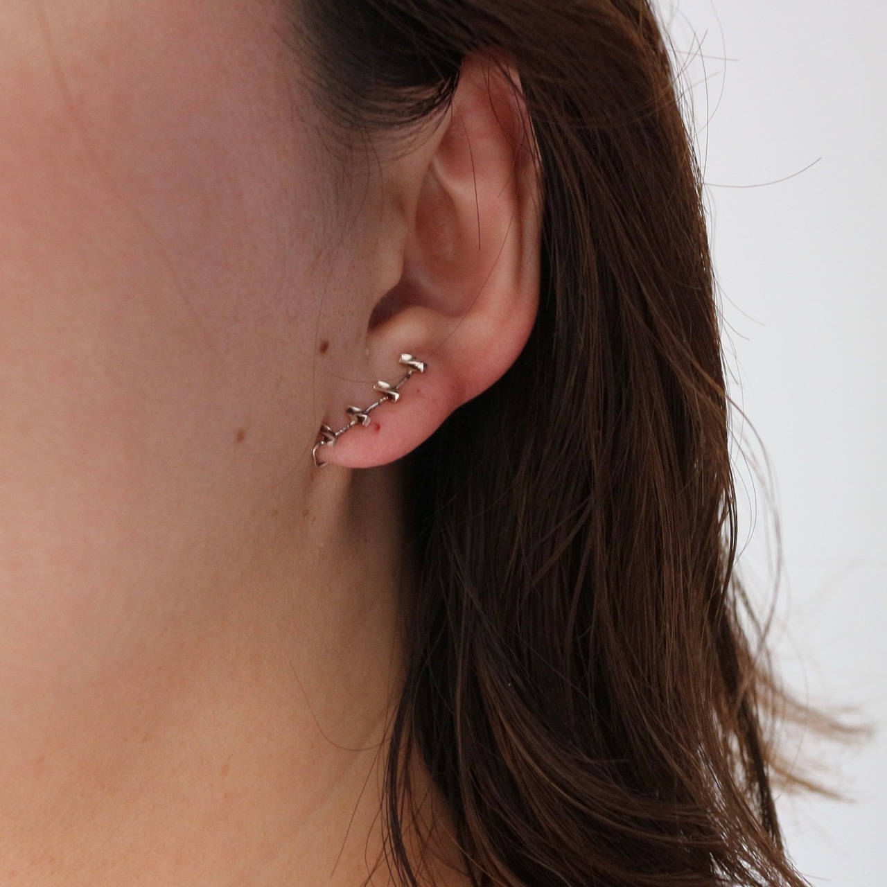 twist motif ear cuff