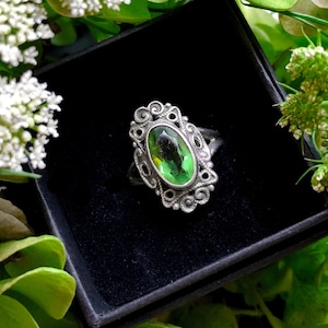 透ける深緑の指輪