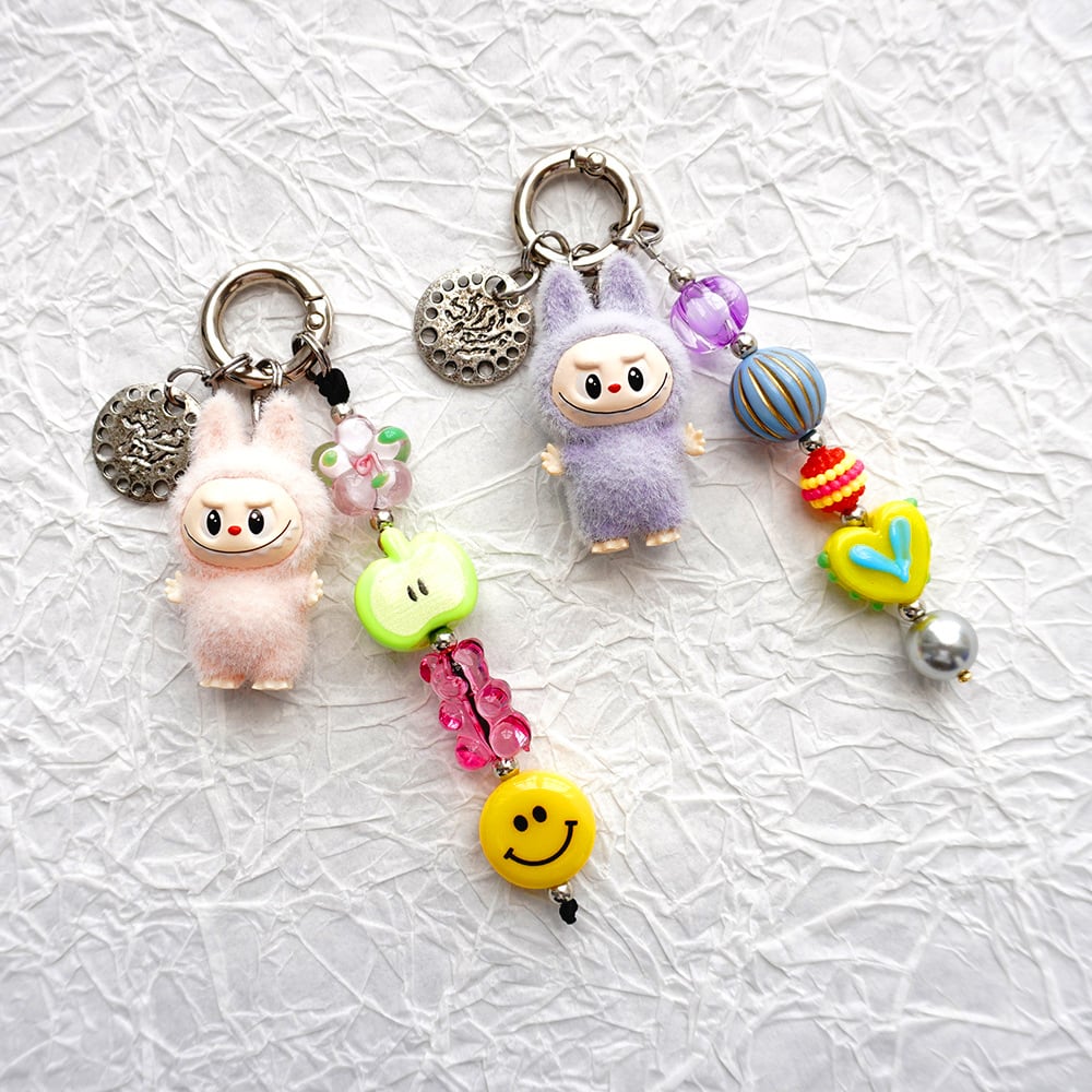 可愛いすぎるLabubu!植毛ケーブルチャーム ストラップ ラブブ ミニフィギュア ハート&フルーツデザイン スイートアクセサリー バッグチャーム