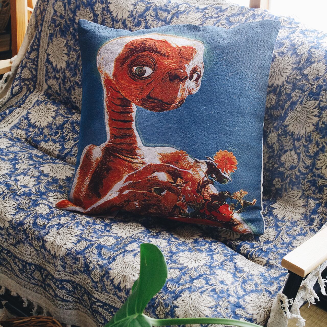 E.T. Cushion cover Holding a flowerpot