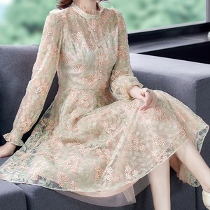 ワンピース レディース 送料無料 ティアードワンピース フラワーワンピース フレアワンピース 長袖ハイネック  スタンドカラー ミモレ丈 刺繍 花柄 リラックス おしゃれ ロマンチック ガーリー キュート かわいい こなれ感 スタイル 小顔見せ 着痩せ 体形カバー インスタ トレンド きれいめ エレガント ギャザー シャーリング フレア  大人かわいい 上品 ブラック アイボリー キャメル リゾート 旅行 シフォン ドール  お人形 ふんわり パフスリーブ  デート お出かけ カジュアルドレス