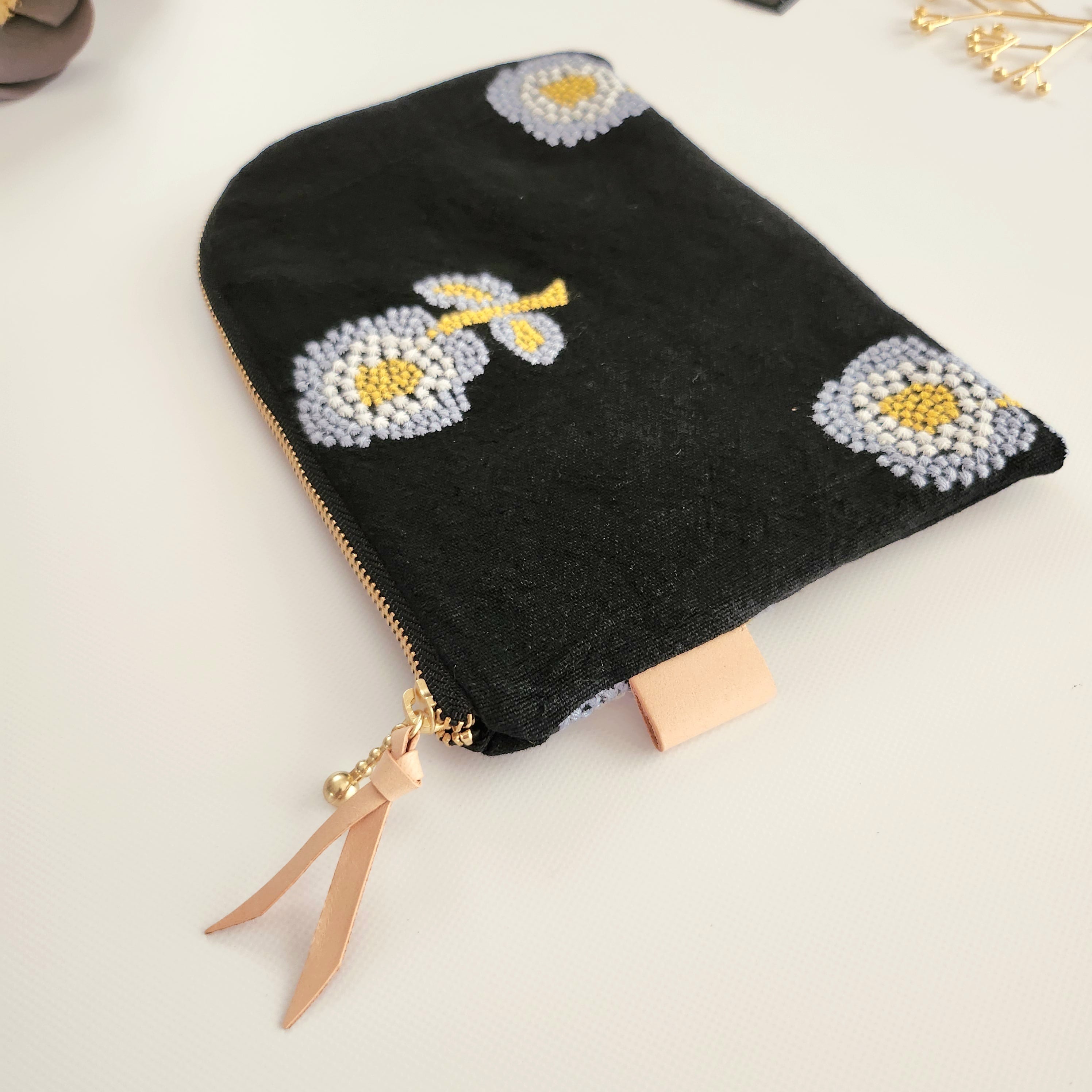 BIGなお花刺繍のL字ファスナーポーチ/フラットポーチ/母子手帳ケース