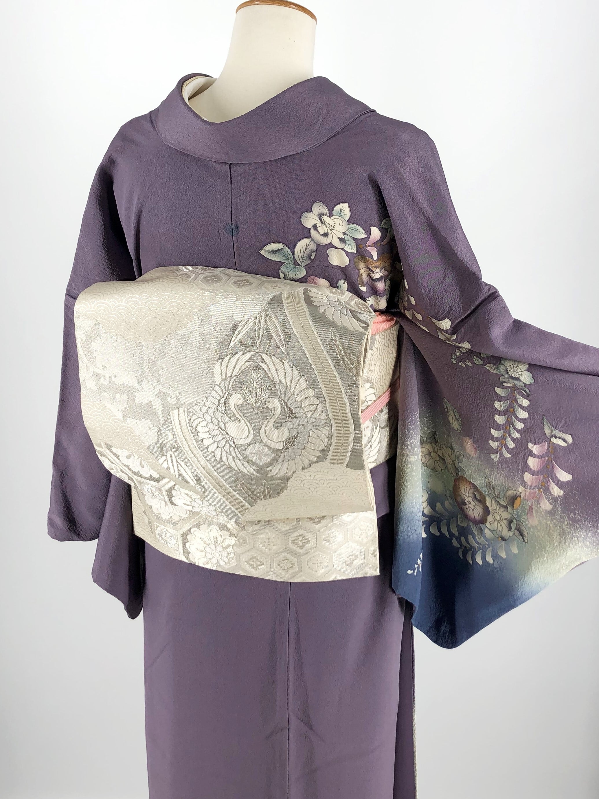 上品な色合いの茶紫色にシンプルな辻ヶ花文様がシックな雰囲気を演出 