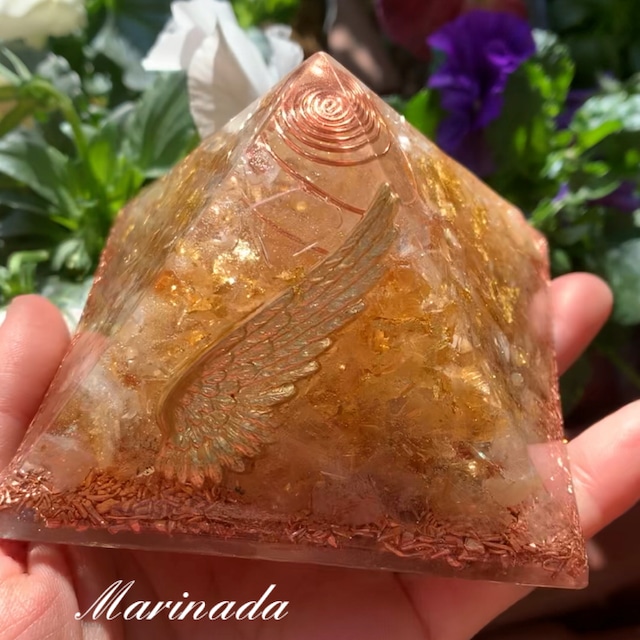 純金箔たっぷりで金を引き寄せる✳︎シトリンとルチルクオーツ✳︎金運天使のピラミッド型オルゴナイト