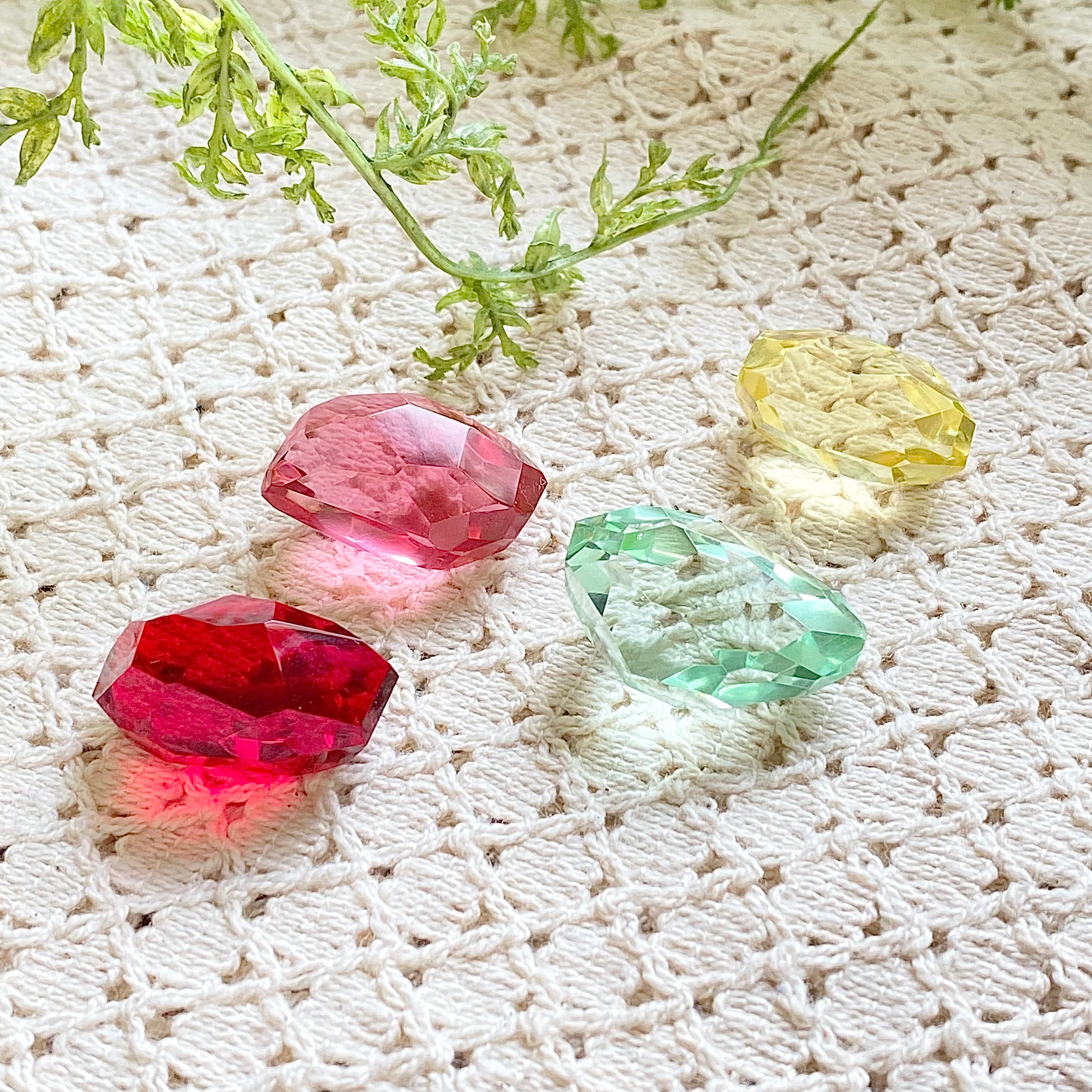 インドネシア産アンダラクリスタル 多面カットお守り石(布ケース付き)