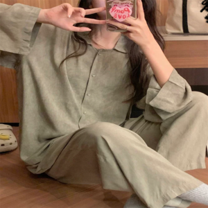 【送料無料】 パジャマ ナイトウェア ルームウェア トップス パンツ ボトム ロング 長袖 Vネック 襟付き Aライン フレア ボタン 薄手生地 エレガント 可愛い 大人可愛い きれいめ シンプル カジュアル シック コンサバ 華やか 大人 上品 おしゃれ お洒落 こなれ感 高見え ラグジュアリー 無地 春 秋 レディース 女性用 ママ 30代 40代 部屋着 普段使い ファッション 楽ちん 体型カバー 定番 着痩せ リラックスタイム グレー モノトーン ニュアンスカラー