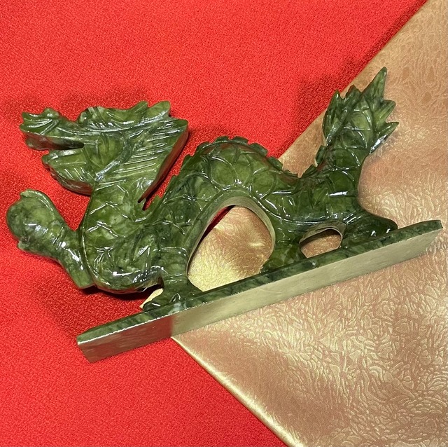 玉持龍神置物～蛇紋石・サーペンティン～