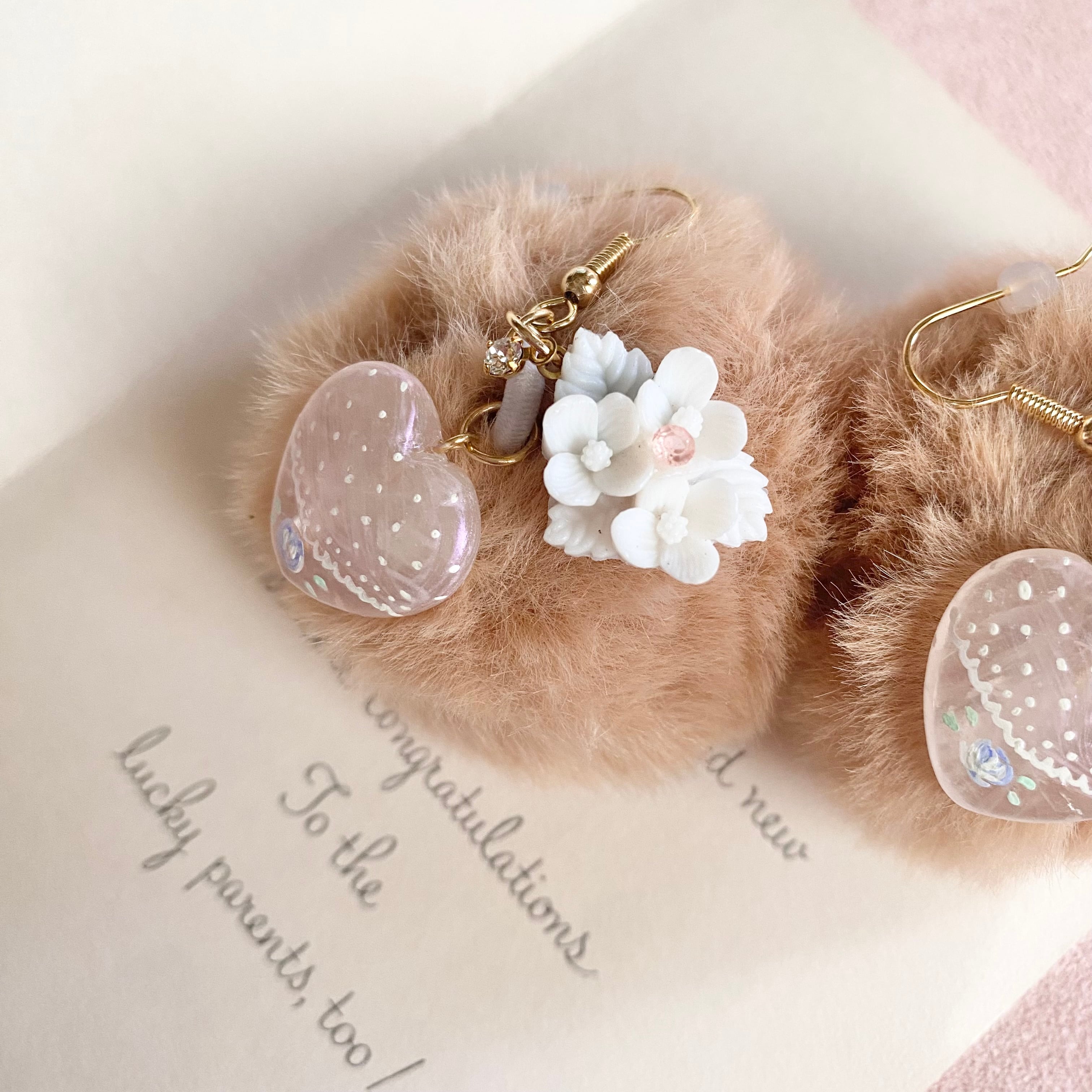 ぽんぽんモカx 白花束 ピアス MOKA Pon Pon hand painted earrings