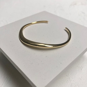 ..A× 田中亜希子 vol.３　クレセントバングル  【gold】在庫処分