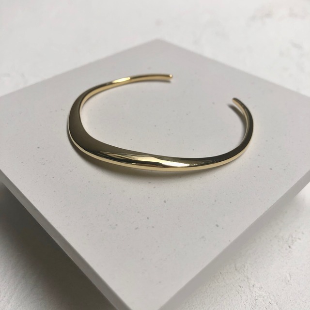 ..A× 田中亜希子 vol.３　クレセントバングル  【gold】在庫処分