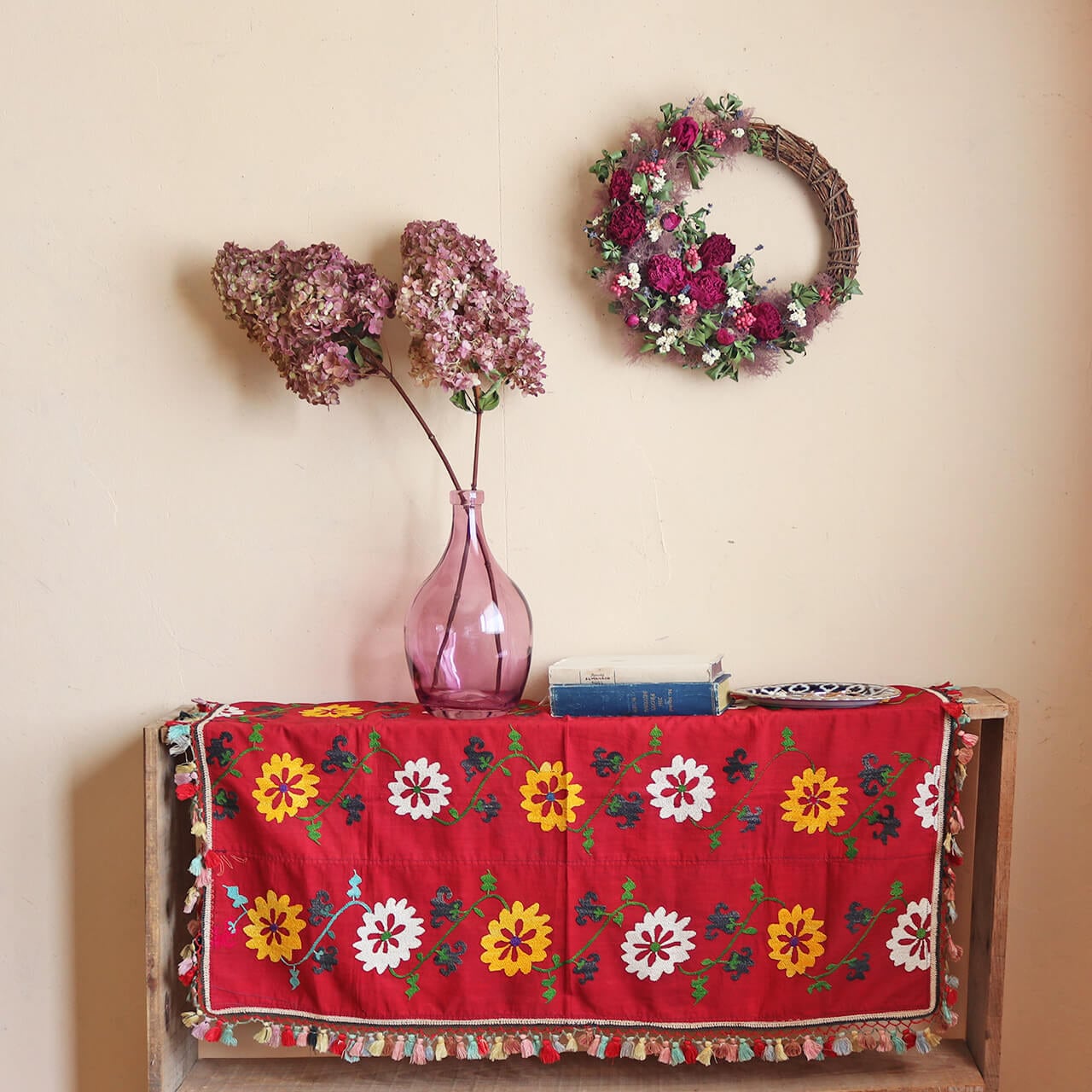 1点もの】スザニ刺繍 クロス レッド フラワー タッセル付 【約92×63cm