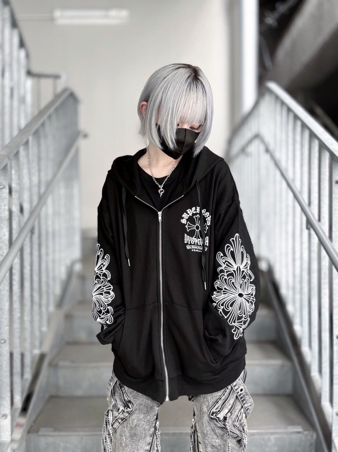 Y.e(J)ow】クロス十字架ロゴ刺繍＆ラバープリント ZIPパーカー