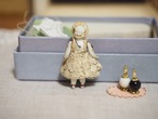 小さな小さなレースワンピースを着たビスクドール 画像5
