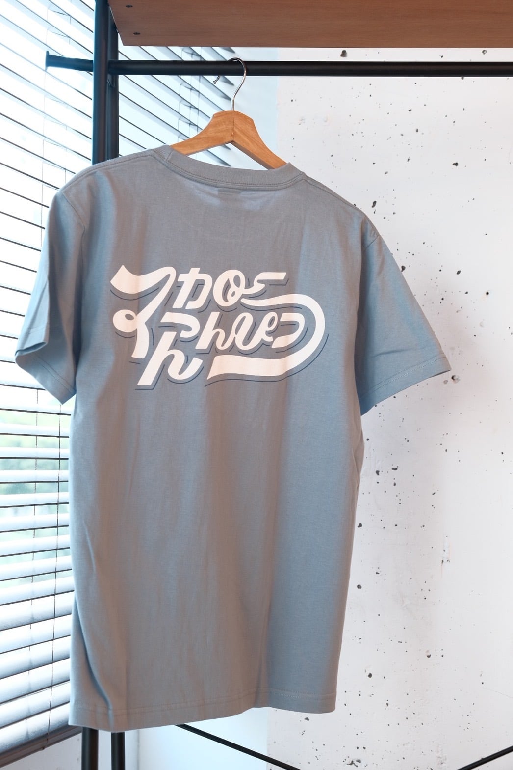 ベースボールスタイルなロゴ Tシャツ / アシッドブルー | マカロニ