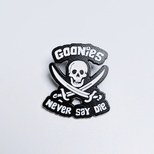 送料無料! ★ピンズ PINS★ピンバッジ 【 The Goonies ( グーニーズ )  】 “ NEVER  SAY DIE ”〚アメリカン雑貨 アメトイ〛