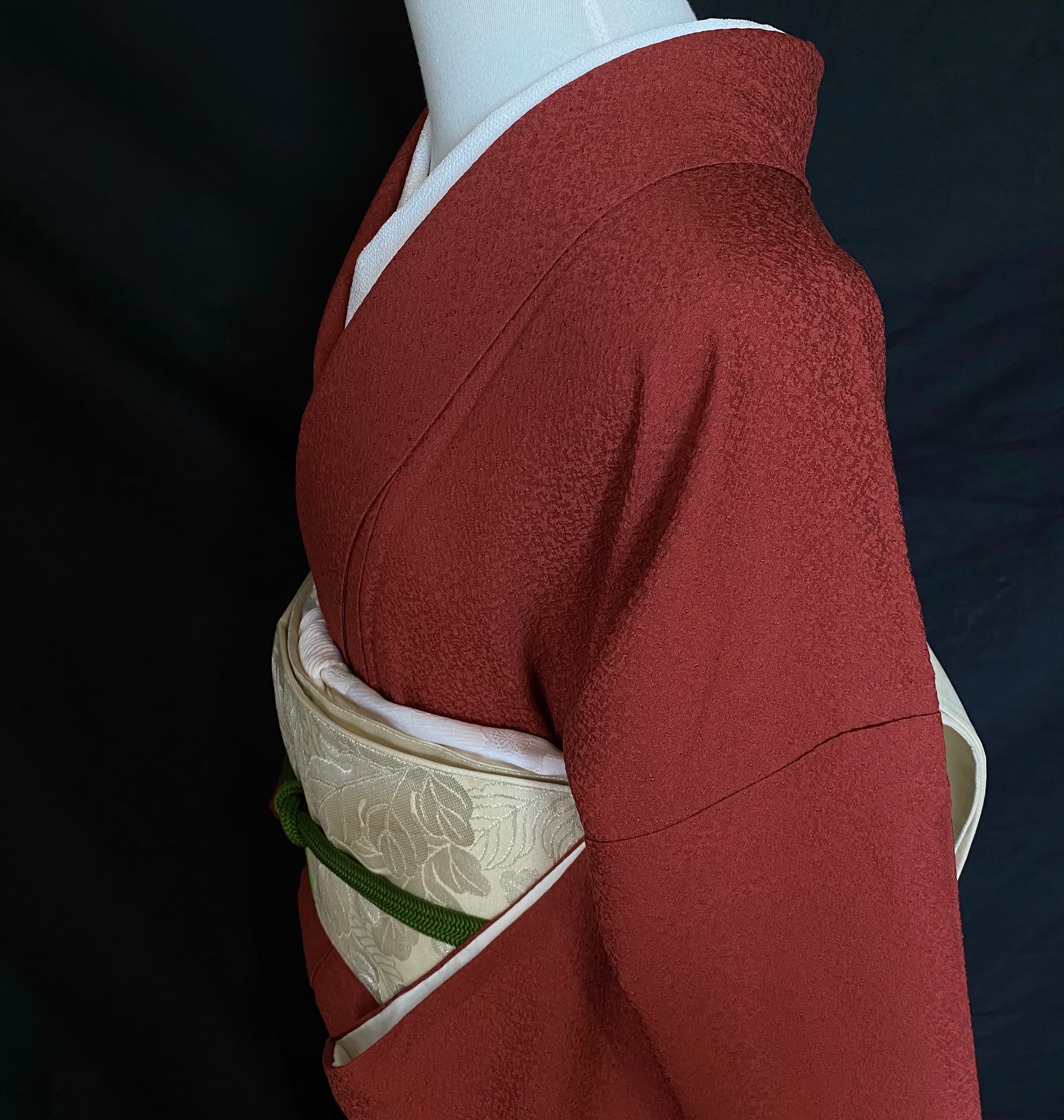 〈深い赤系の色無地着物〉織柄　紅海老茶　個性的　赤の着物 | 和小物 あかりや powered by BASE