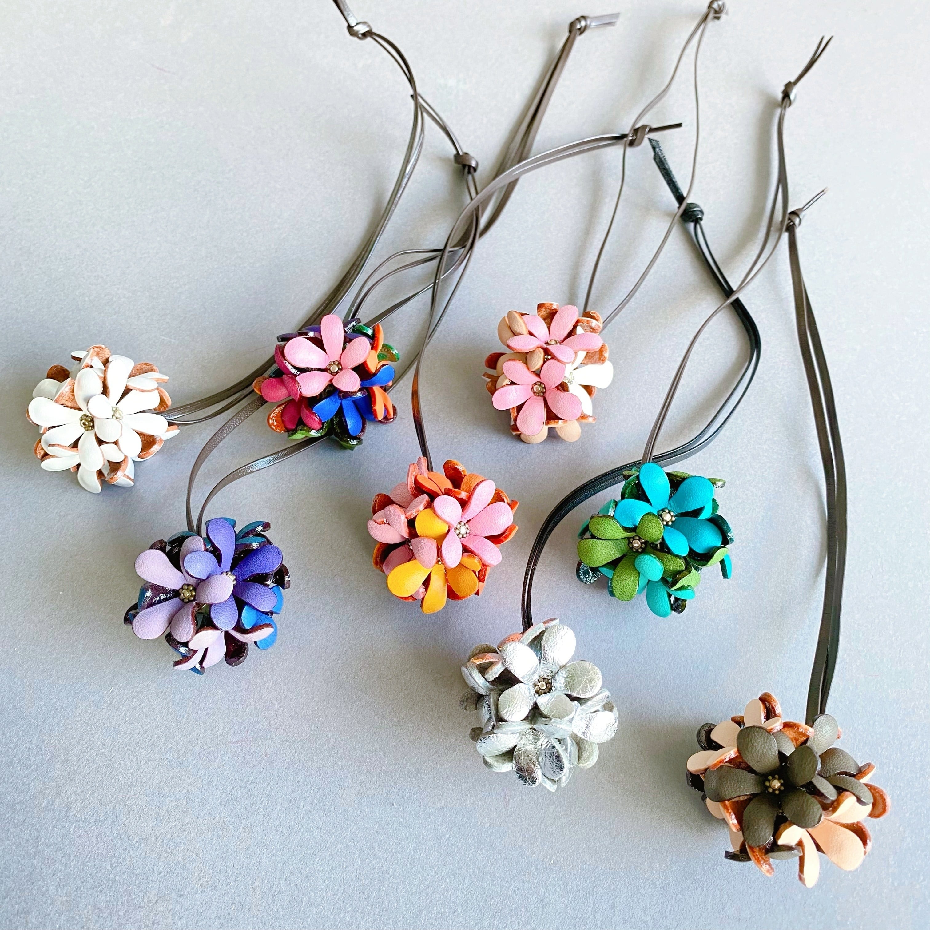 バッグチャーム】レザーコード ガーデニア バッグチャーム | Allamanda