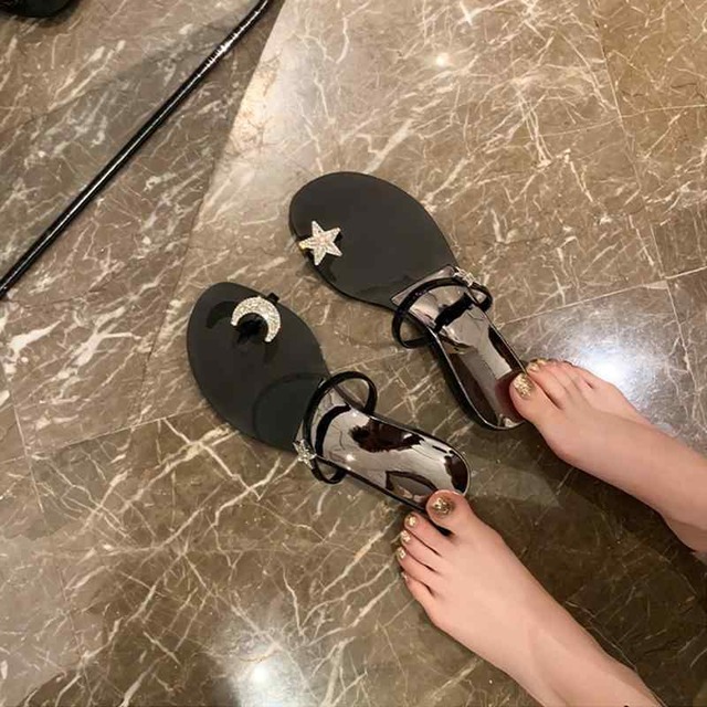 サンダル ぺたんこ 星 月 親指 アクセ付 キラキラ ビジュー スリッパ ビーサン シューズ 可愛い 韓国系 トング 個性的 シルバー メタリック 黒 ブラック カーキ アシンメトリー かっこいい 銀色 光沢 華やか クリスタル ペタンコシューズ サマー