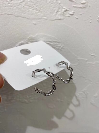 ねじりフープピアス