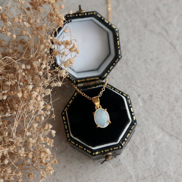 エチオピア産プレシャスオパールの一粒ネックレス｜遊色が美しいオーバルローズカット＊金アレ対応