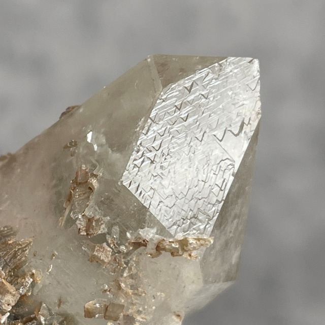 マダガスカル産 クォーツ & マイカ 共生 三角形状成長構造が現れたクォーツ原石｜一点物